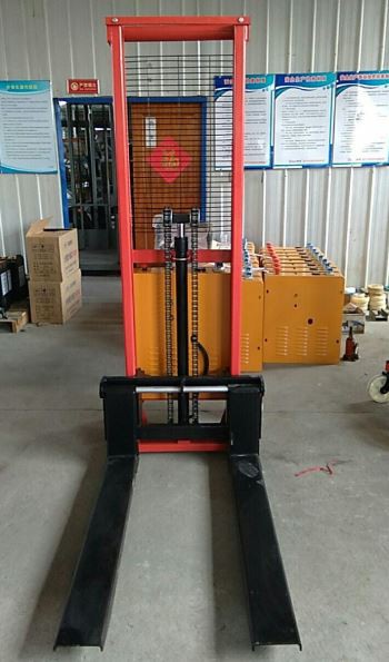 PUSELEKTRISKĀS KRĀVOTĀJAS DYC 2016. gads